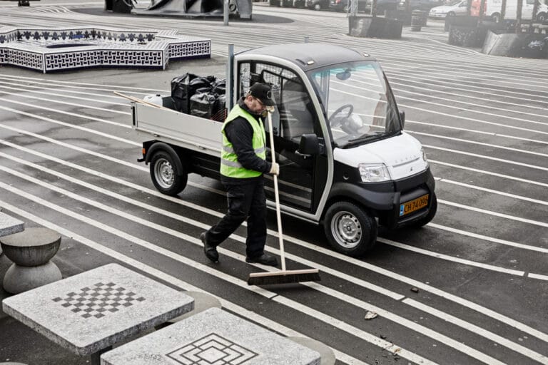 voiturette - golfette - utilitaire électrique Véhicules électriques pour collectivités : comment choisir et équiper sa flotte municipale ?